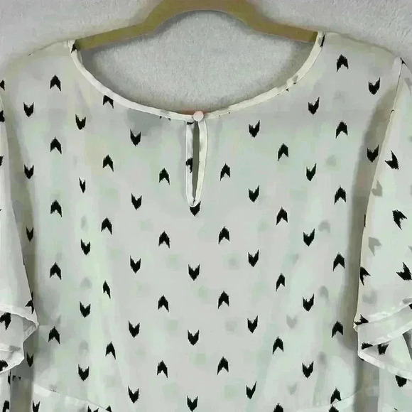 Torrid Women’s Blouse Sz 18-20 White/Black Flutter Sleeves - Picture 4 of 7